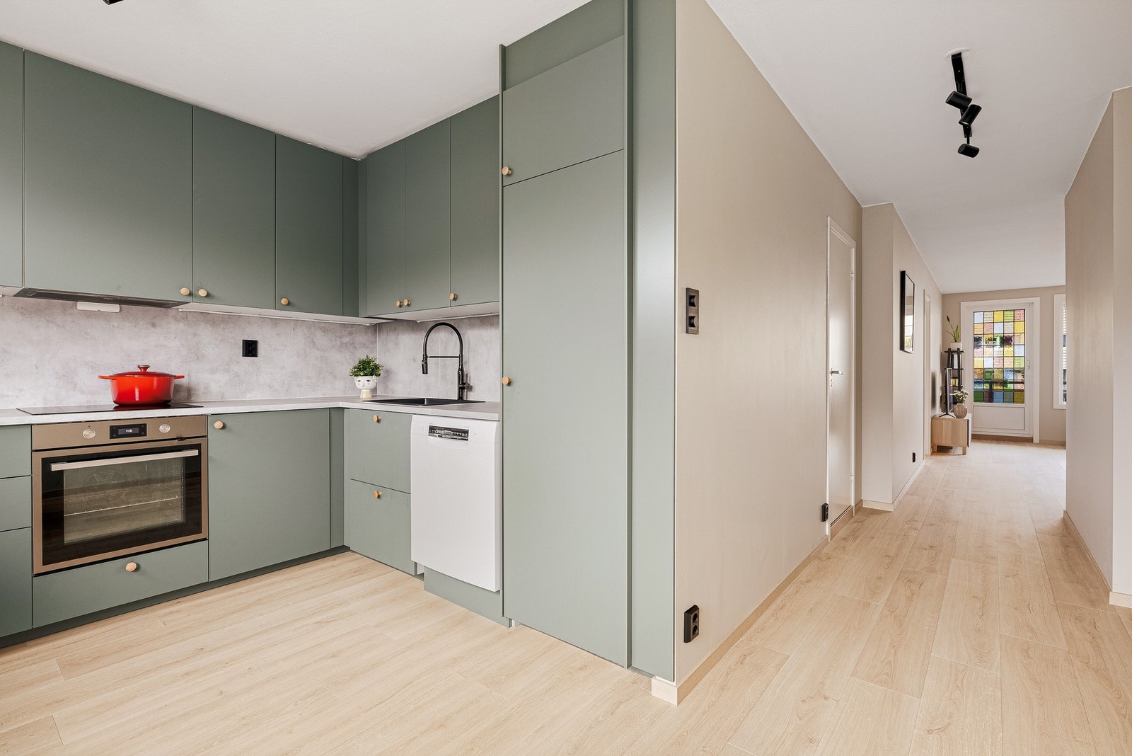 Godt med skap- og benkeplass for kokken! Galleribilde