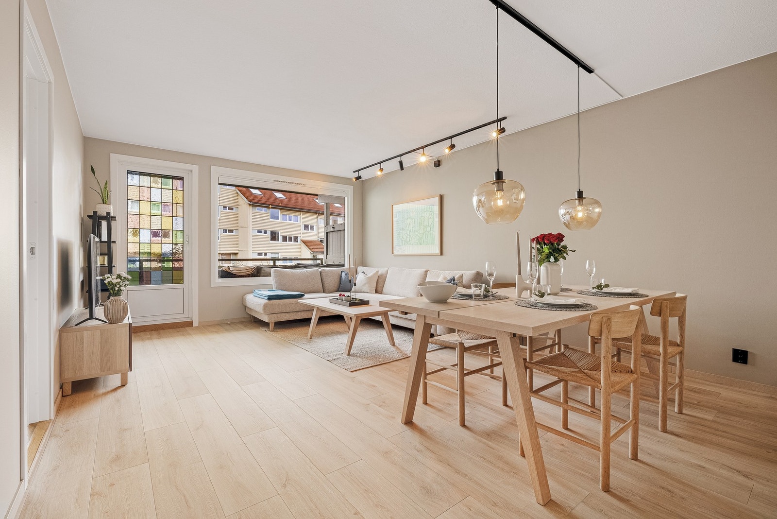 Meget romslig stue med store vinduer i front Galleribilde