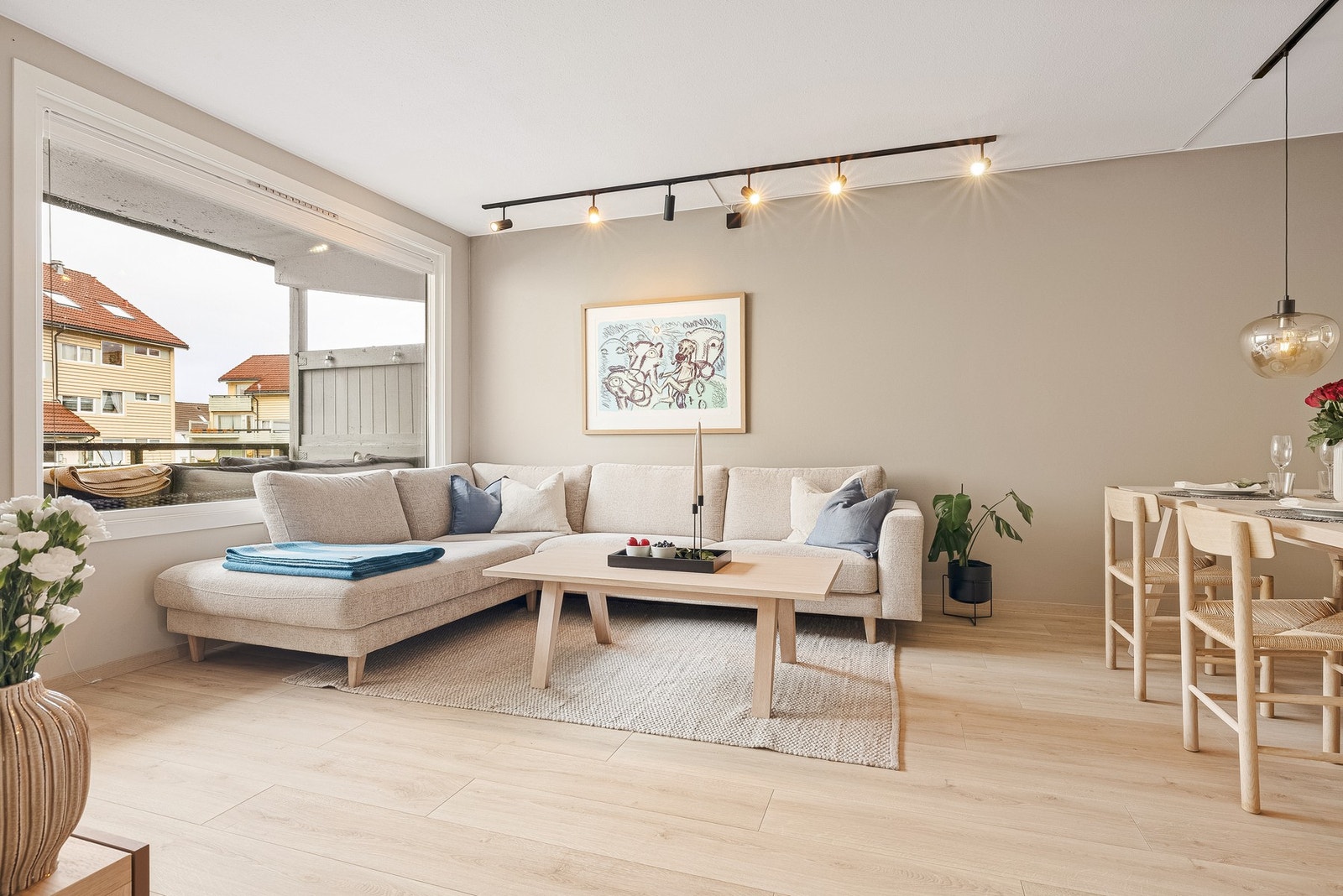 Her er godt med plass både for den romslige sofakroken og det gjestfrie langbordet Galleribilde