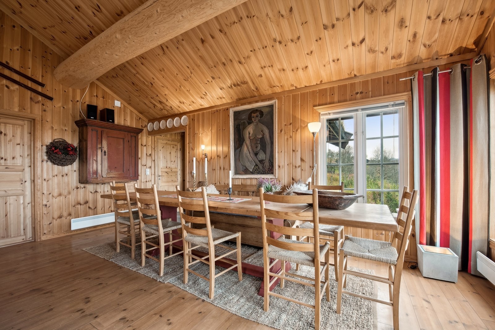 God plass til et stort spisebord, hvor det er rom for både hytteeiere og gjester å samles til hyggelige måltider. Galleribilde