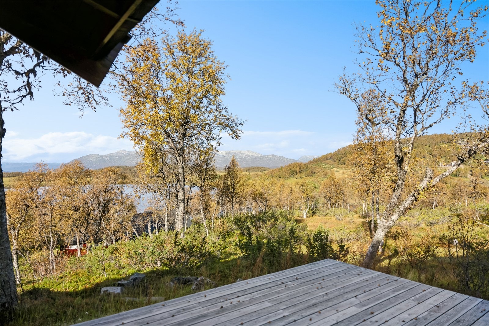 Hytta har flere uteplasser, perfekte for å nyte solen og utsikten hele dagen Galleribilde