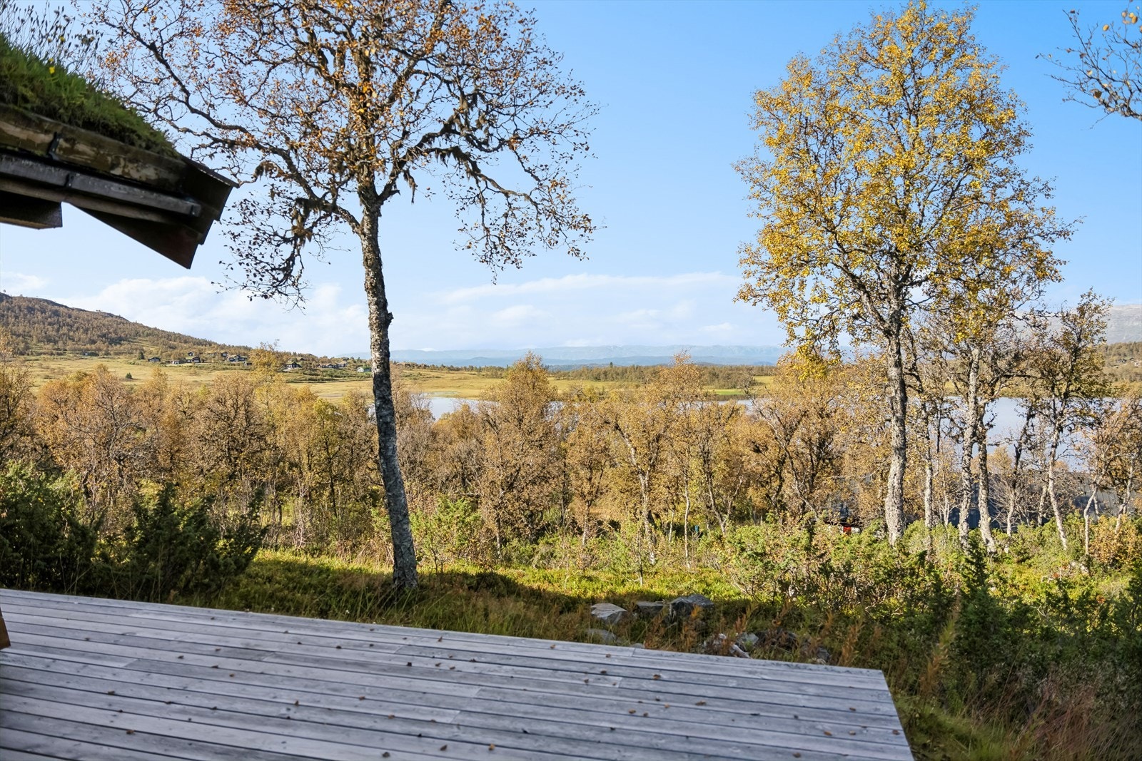 Her kan du følge med på om fisken hopper i vannet, mens du slapper av på de forskjellige uteplassene. Velkommen til en hyggelig visning i fjellheimen. Galleribilde