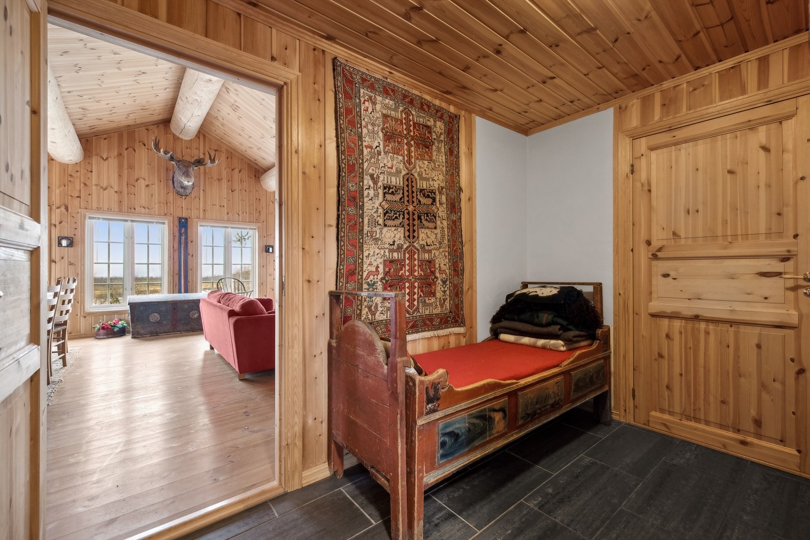 Mellom gang mellom hovedfløy og gjestefløy. Galleribilde