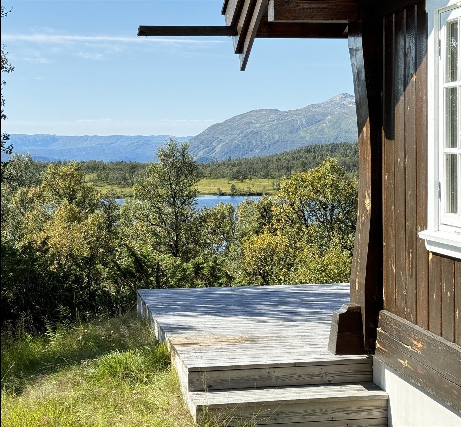 Eiendommen ligger i et ekslusivt område med forbud mot fortetning. Galleribilde