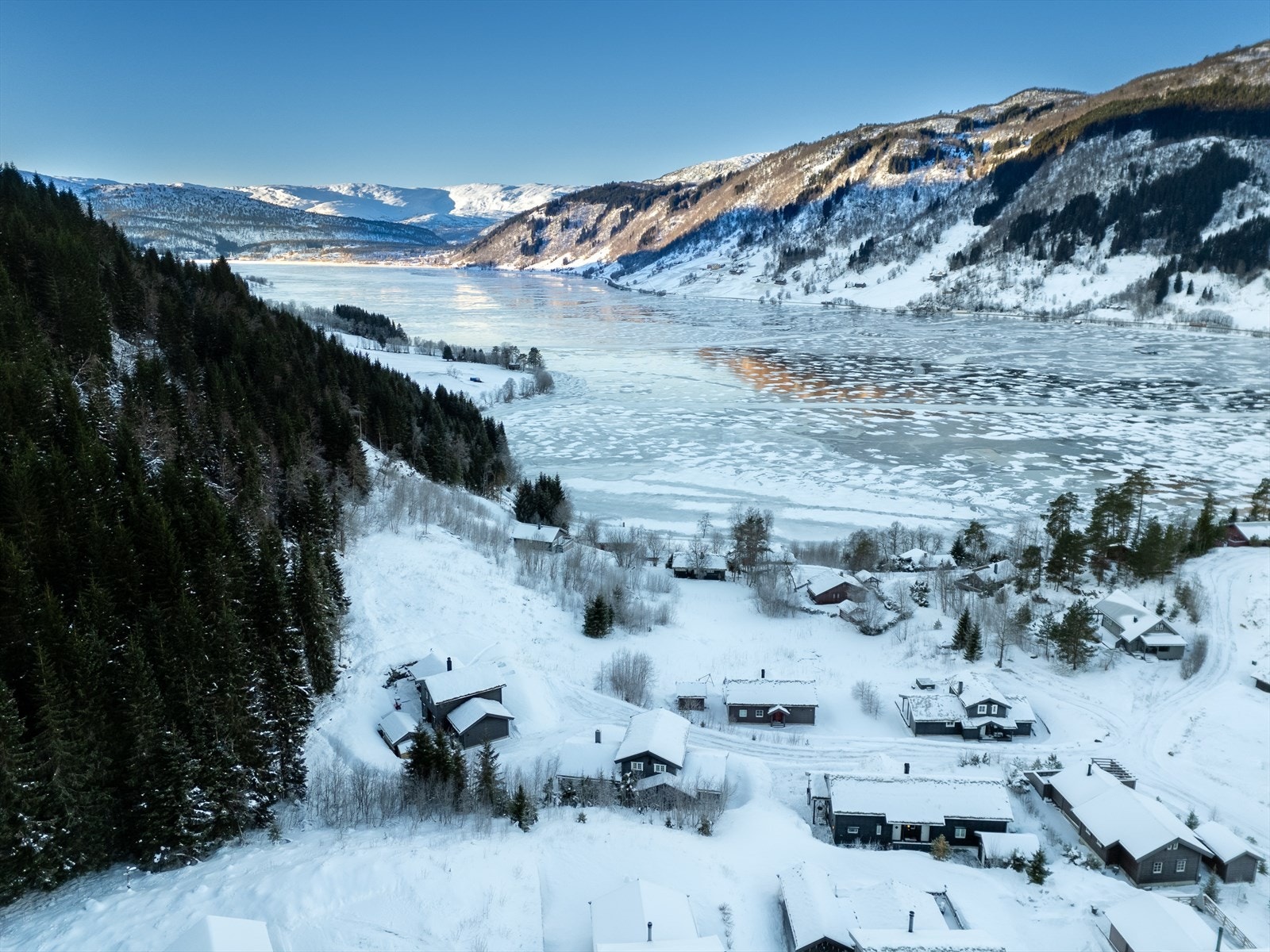 Nydelig utsikt mot Oppheimsvatnet og god solgang om sommeren, snørikt område om vinteren. Galleribilde