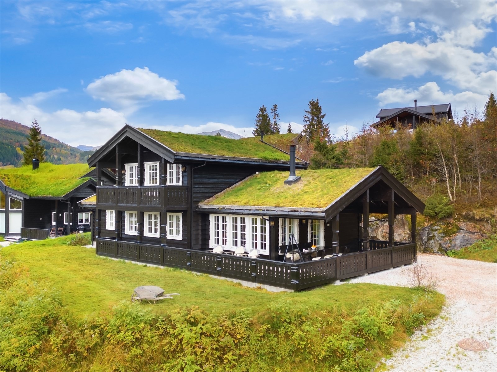 Denne flotte fritidsboligen er skreddersydd for komfort og hygge, med en sjenerøs planløsning fordelt over to etasjer Galleribilde