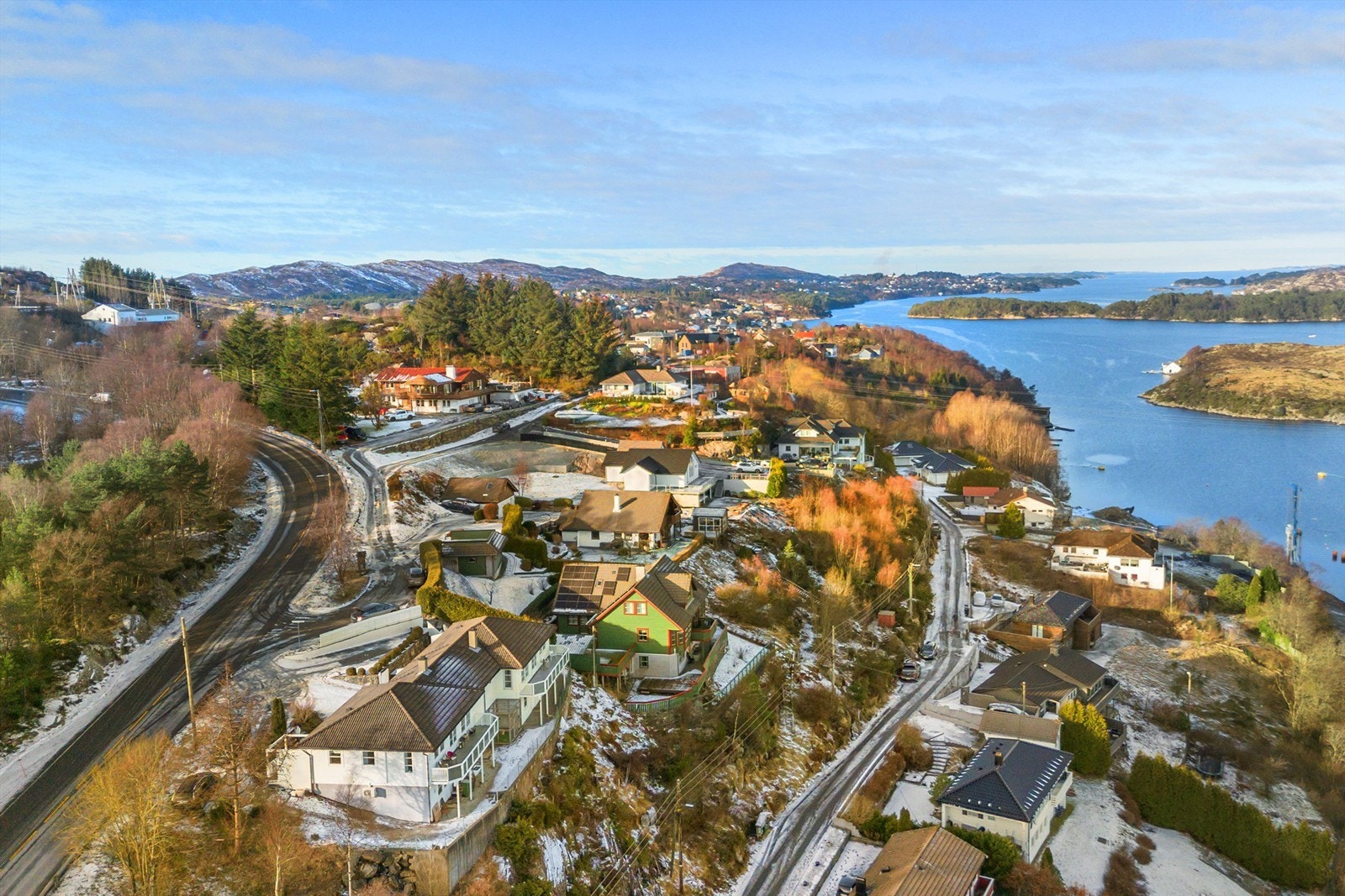 Denne flotte tomannsboligen ligger sentralt plassert i Øygården kommune med få minutter kjøretur unna Sartor Storsenter! Galleribilde