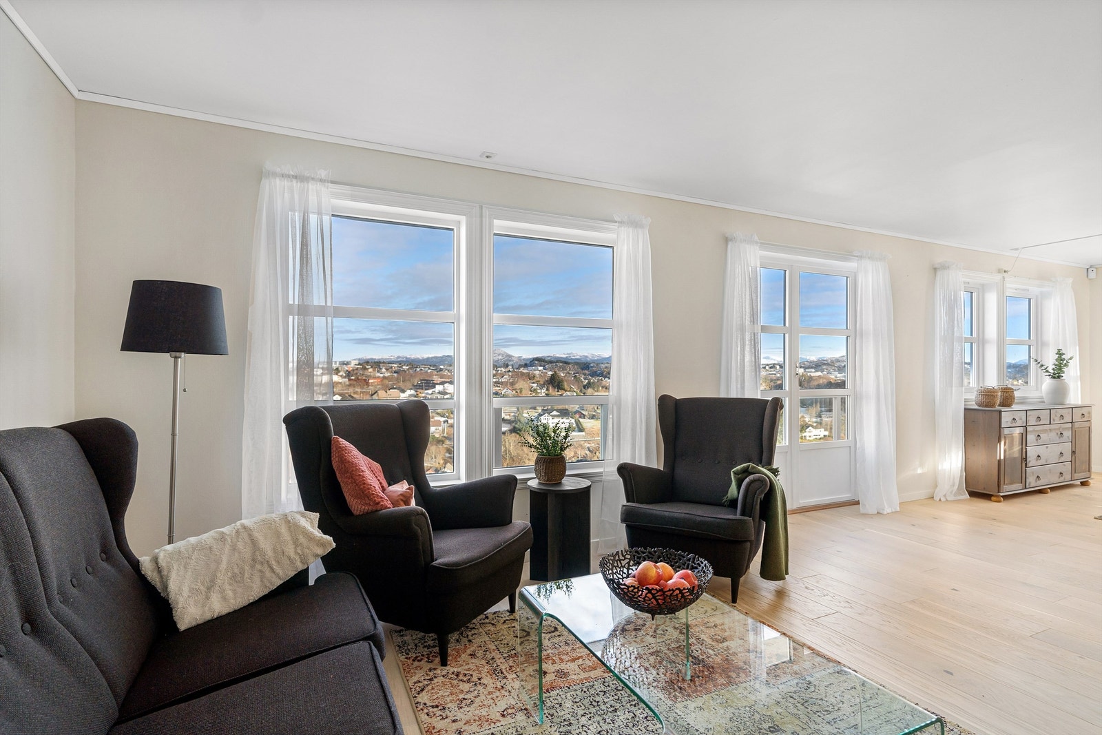 Fantastiske vinduer med panorama utsikt mot Straume & Bergen! Galleribilde