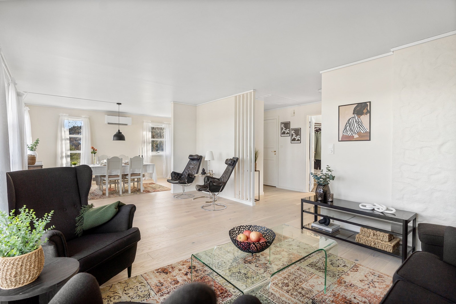 Stuen er lys og trivelig, samt byr på mange spennende møbleringsmuligheter. Galleribilde