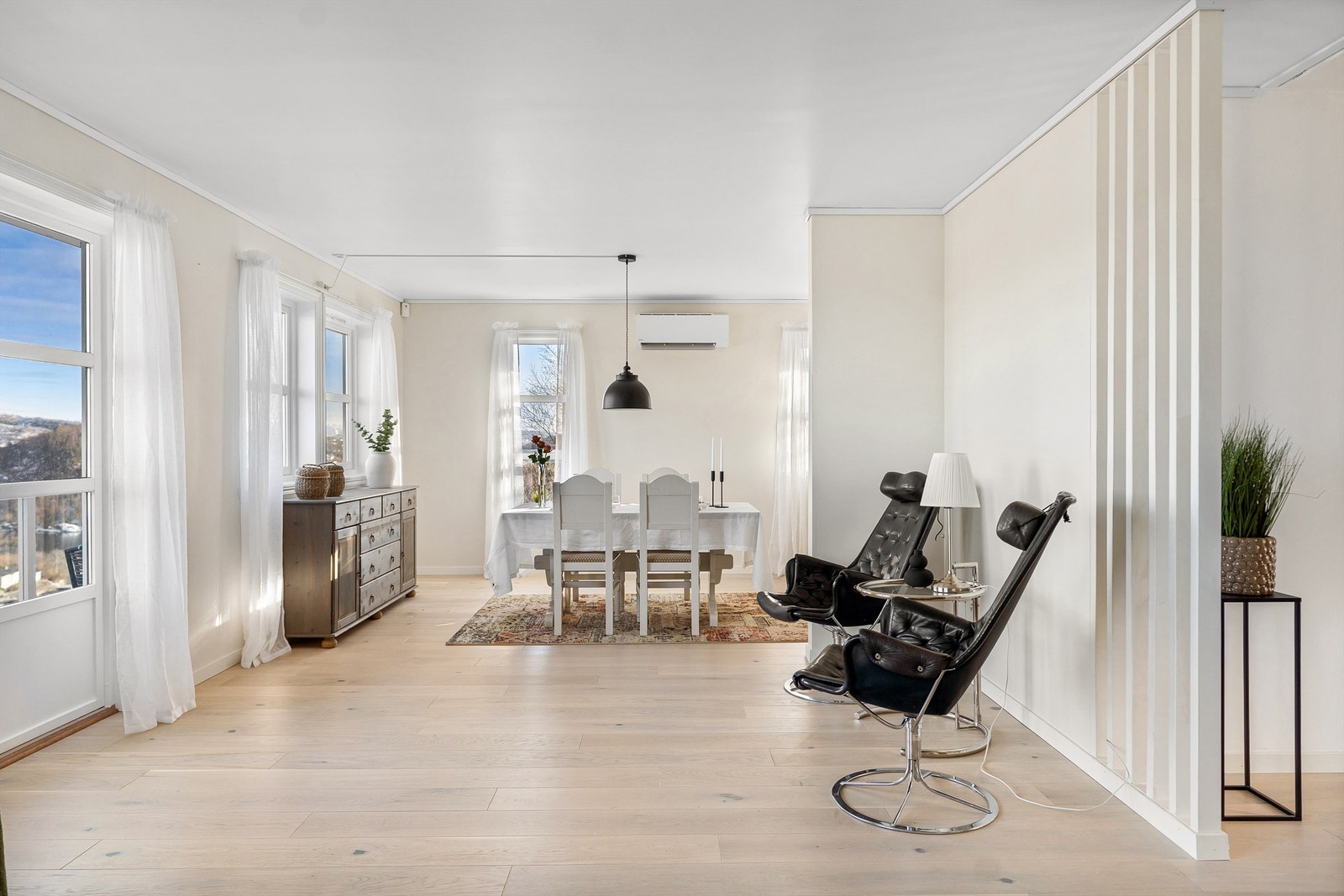 Stuen har en praktisk utforming som bidrar til at man enkelt kan innrede med sofagruppe og spisebord i hver sin naturlige sone. Galleribilde