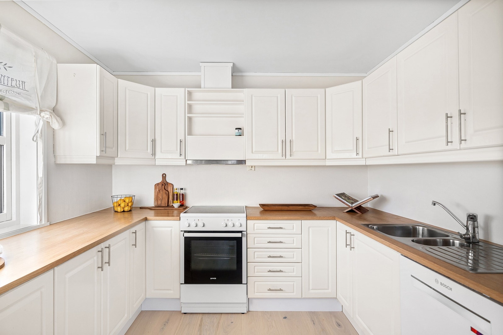 Lyst og praktisk kjøkken med fine oppbevaringsmuligheter. Galleribilde