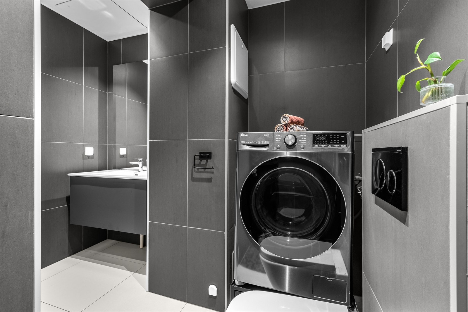 Det er veggmonterte toalettet og det er opplegg for vaskemaskin. Galleribilde