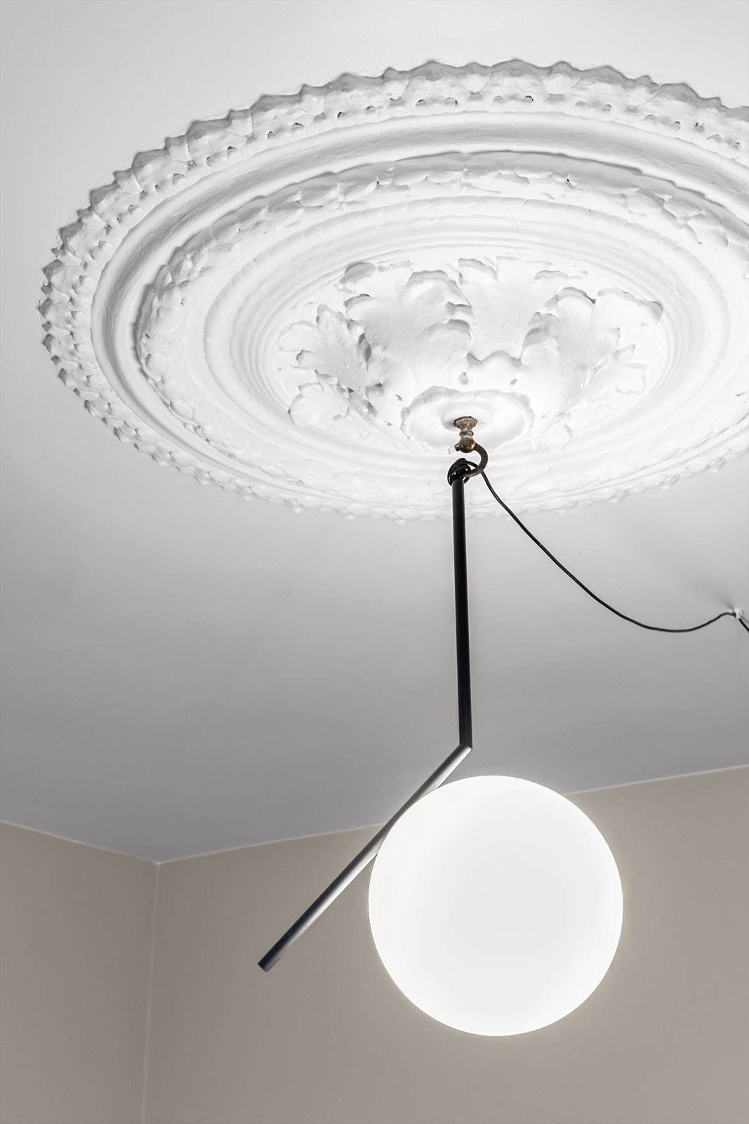 Stuen har en rosett som setter et klassisk preg på leiligheten. Galleribilde