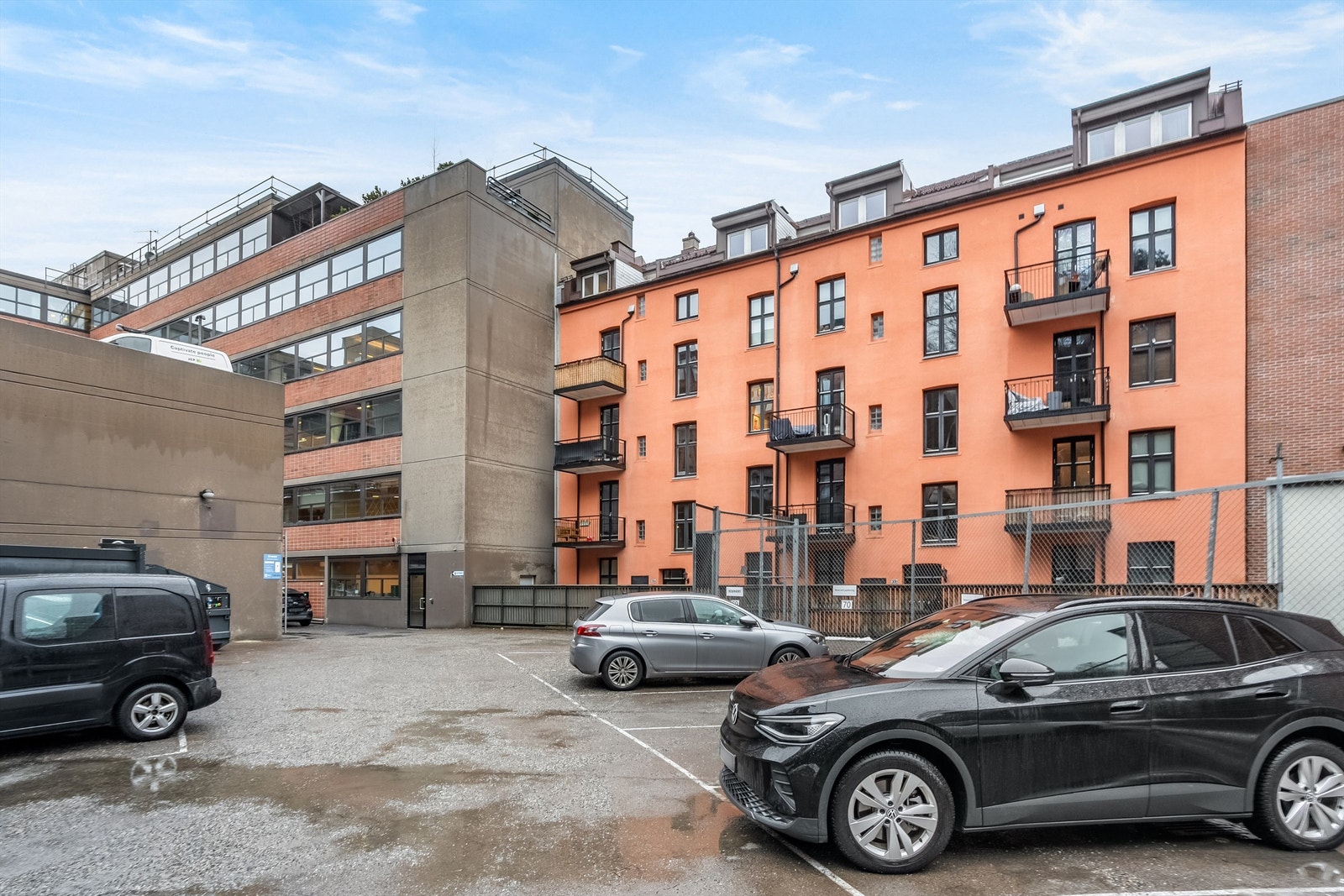 Det er ledige plasser med mulighet for leie av parkeringsplass i nabobygget.
Priser for kontraktparkering pr. plass pr. måned fra kr.2.000,-
Det er også muligheter for ladeplass, mot et pristillegg.
Pr. 25.02.2025 er det ledige plasser for utleie. Galleribilde