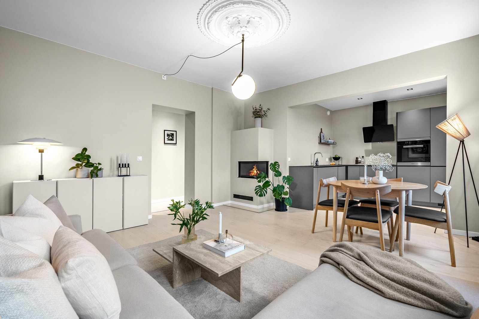 Det er malte slette flater i alle rom, og 1-stavs parkett som gir et tidløst og elegant preg. Galleribilde