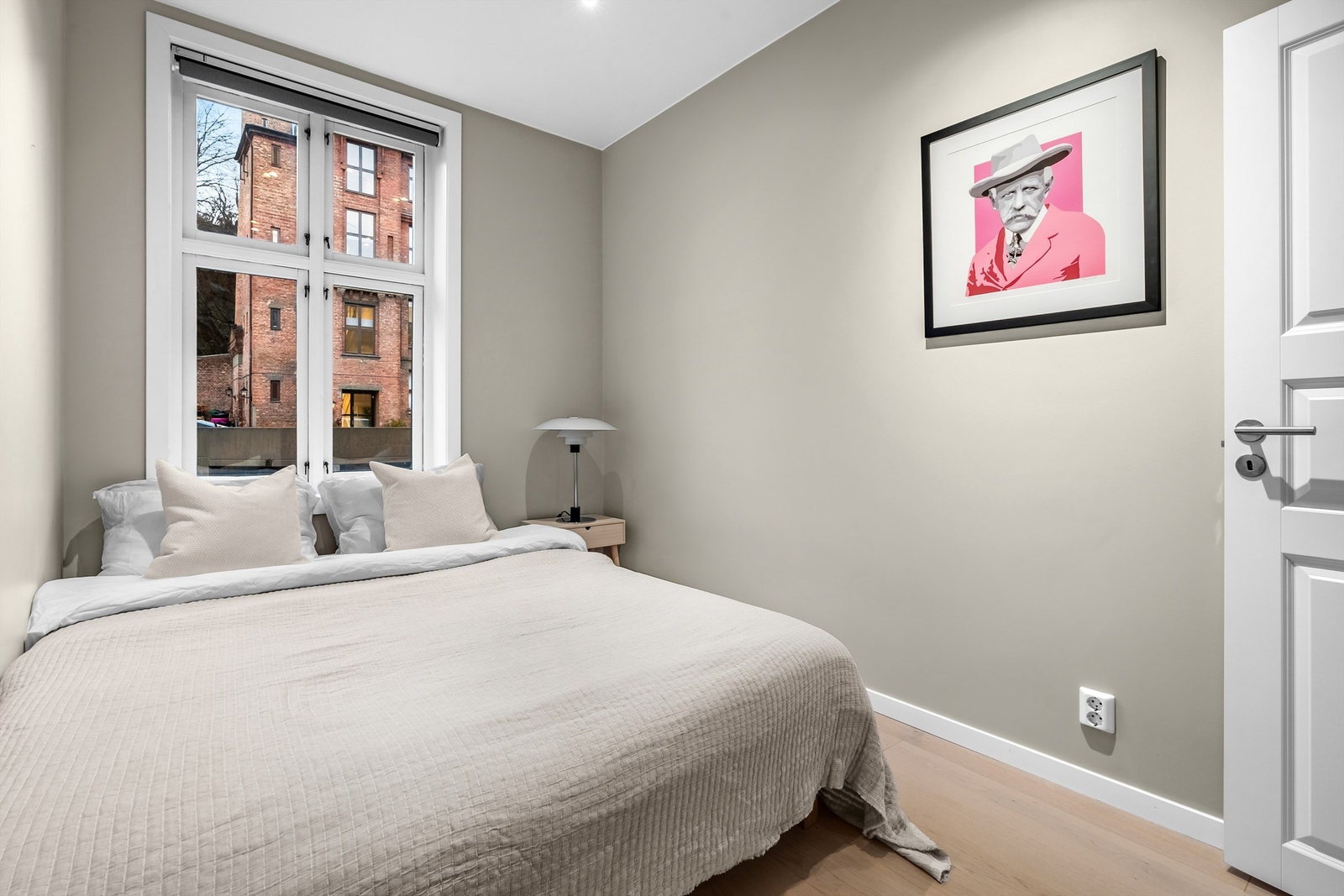 Begge soverommene vender mot indre gårdsrom Galleribilde