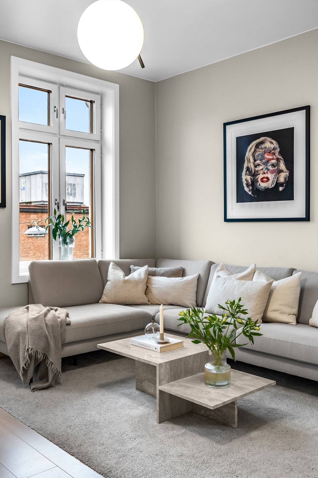 Leiligheten har store vindusflater som sørger for rikelig med naturlig lys. Galleribilde