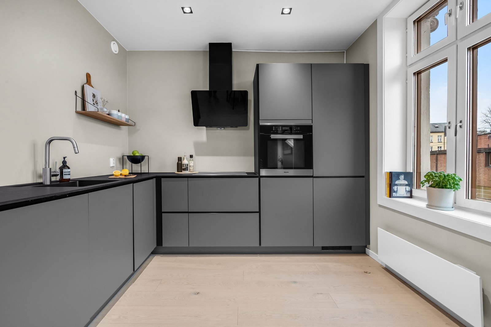 Kjøkkenet i leiligheten er fra 2019. Med lyse kjøkkenfronter fra Kvik, skaper innredningen et moderne og innbydende miljø. Galleribilde