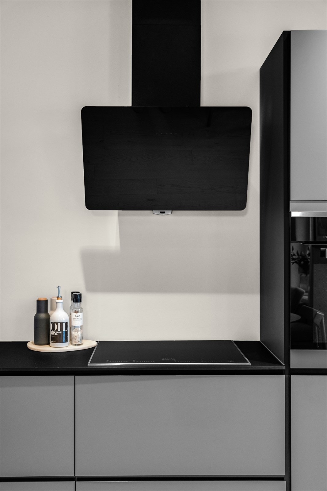 Ventilatoren i sort design med lys og kullfilter gir et stilig uttrykk. Galleribilde