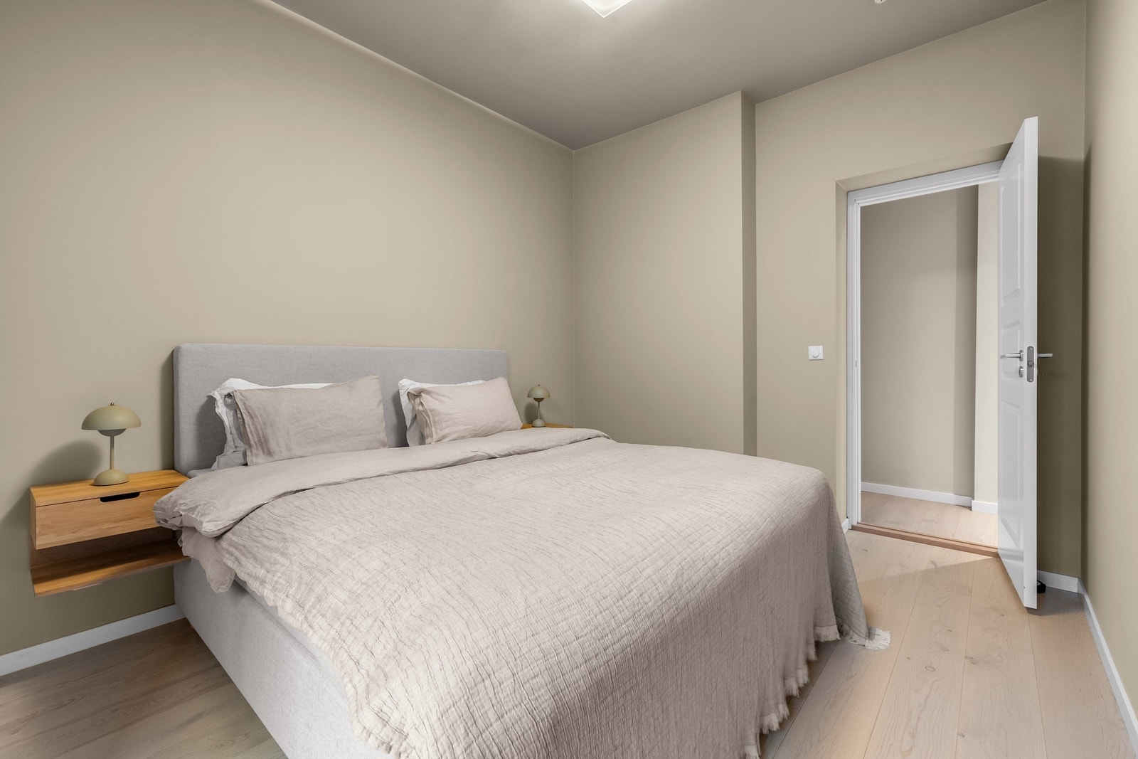 God plass til både dobbeltseng og garderobe. Galleribilde