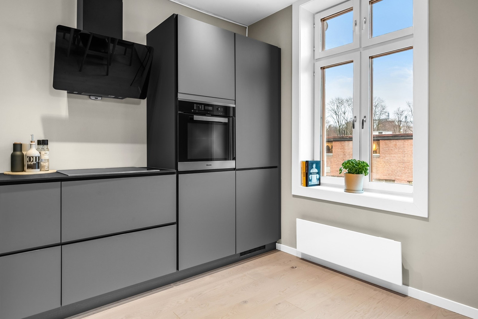 Den integrerte oppvaskmaskinen og kjøleskapet smelter sømløst inn i interiøret, noe som gir et helhetlig og ryddig inntrykk. Galleribilde