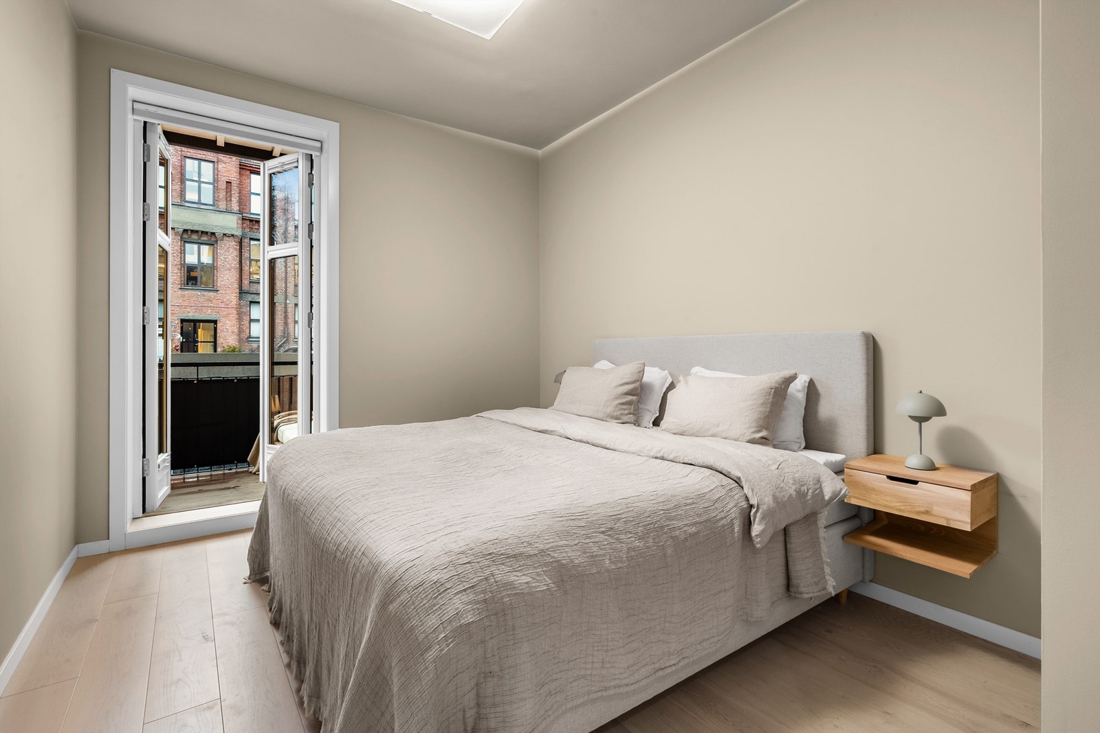 Hovedsoverommet er av god størrelse og har plass til dobbeltseng og nattbord. Det er også direkte utgang en trivelig balkong. Galleribilde