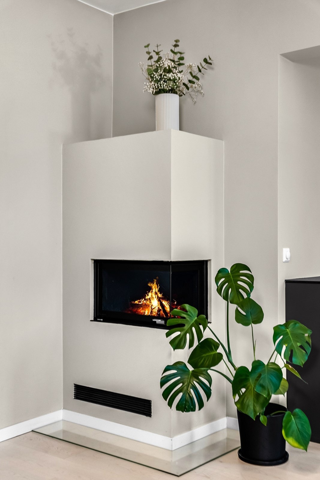 Leiligheten har en flott peis som skaper en hyggelig atmosfære på kaldere dager. Galleribilde