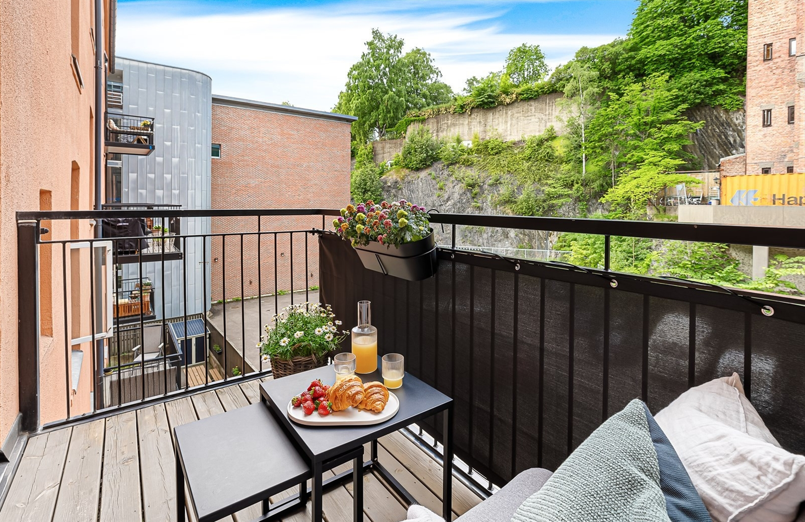 Balkongen er vendt mot rolige og skjermede omgivelser, og kan skilte med gode solforhold fra ca. 12-19.00 på sommerstid. Galleribilde