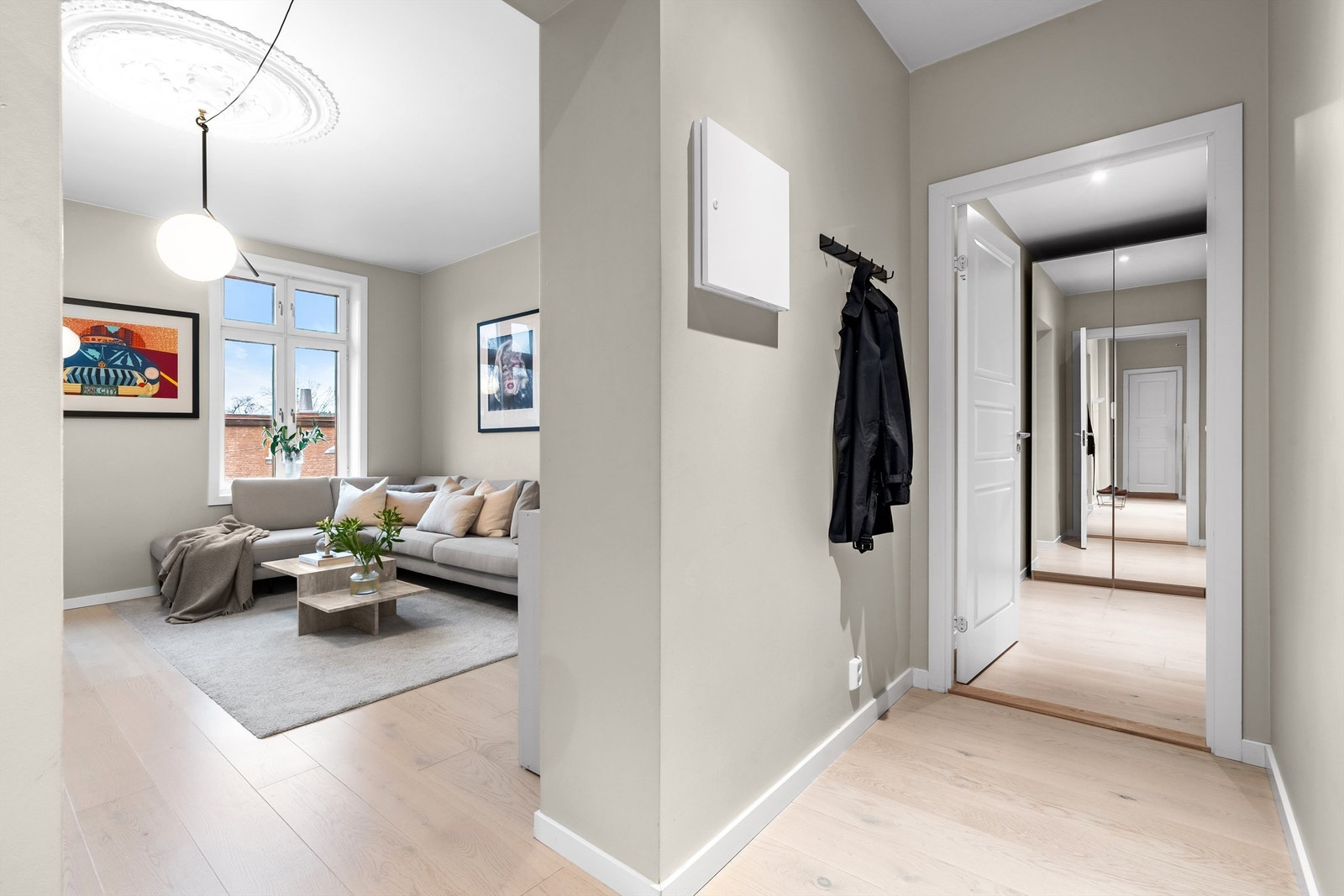 I entréen har du rikelig plass til å henge fra seg yttertøy og oppbevare sko og annet tilbehør. Galleribilde