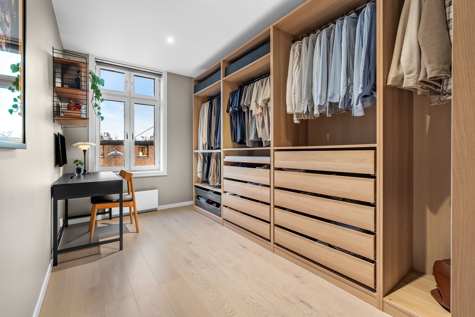 Det tredje rommet er ideelt som et fleksibelt rom tilpasset dine behov, enten det er som hjemmekontor, gjesterom eller ekstra oppbevaringsplass. Galleribilde