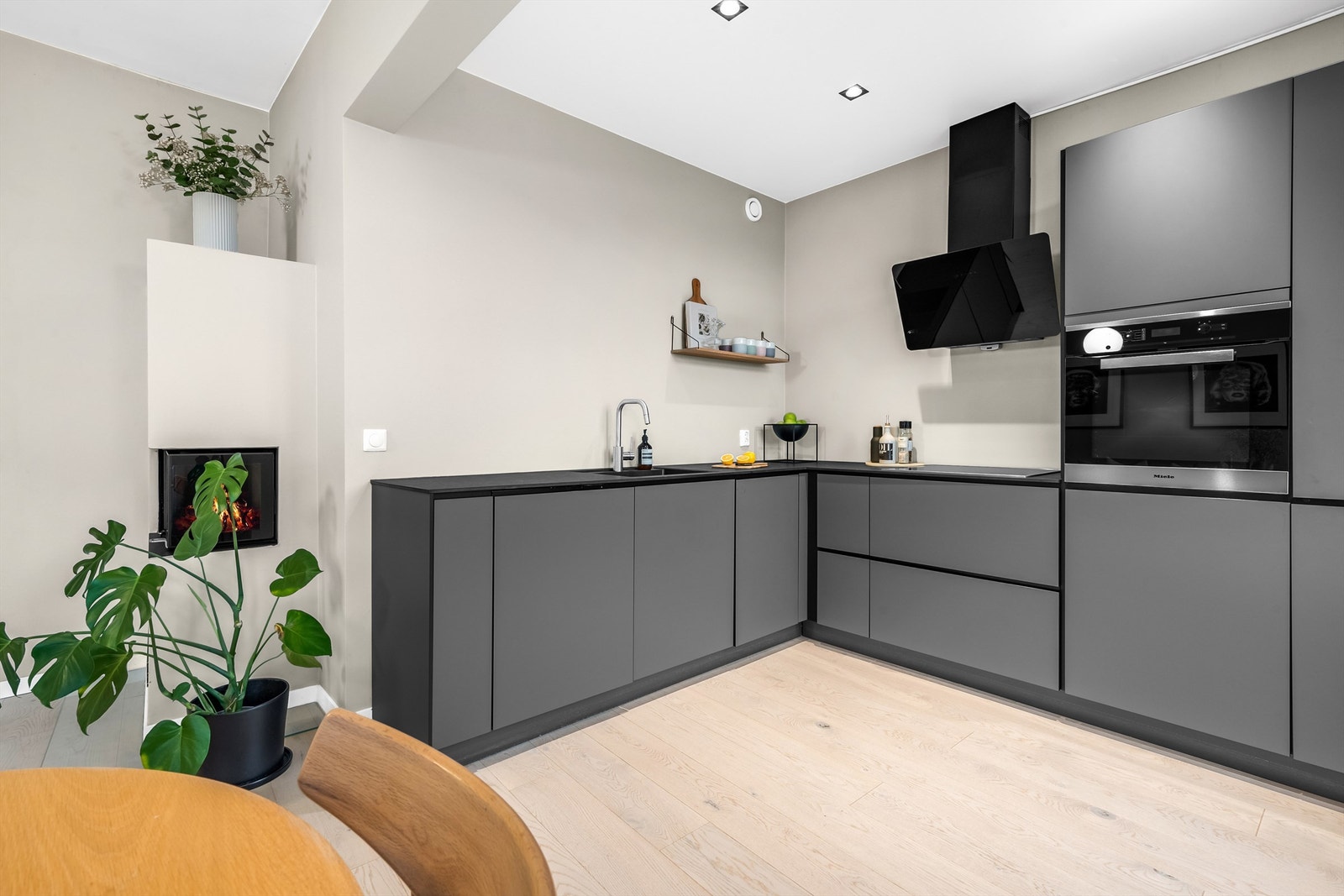 Komfyren er plassert i benkehøyde for maksimal bekvemmelighet, og den effektive induksjon platetoppen gjør matlagingen lettvint. Galleribilde