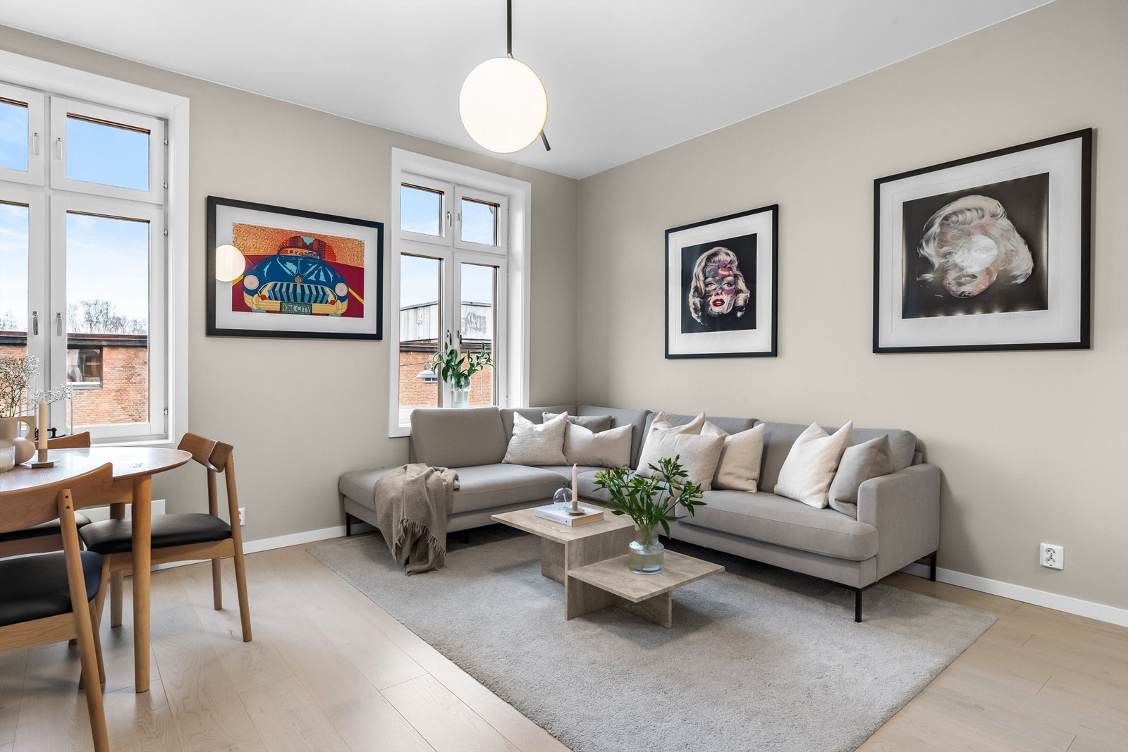 Leiligheten har en romslig og sosial åpen stue/kjøkken løsning. Galleribilde