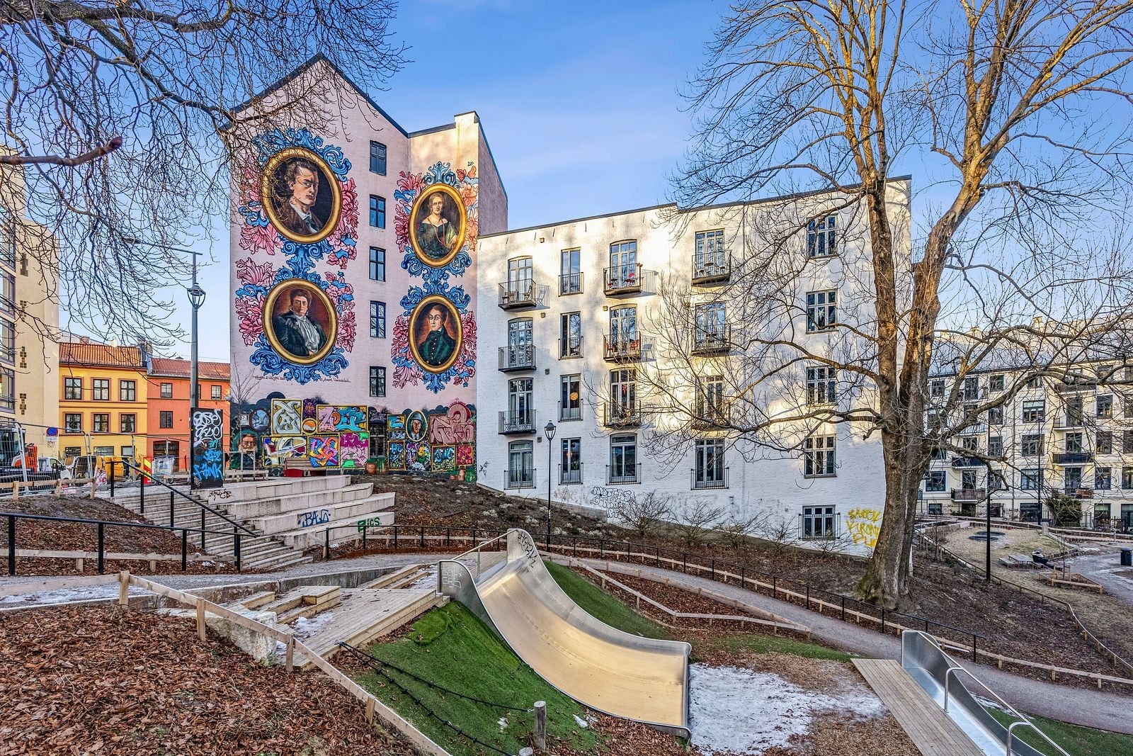 Fasade. Boligen ligger i 2. etasje med balkong. Galleribilde