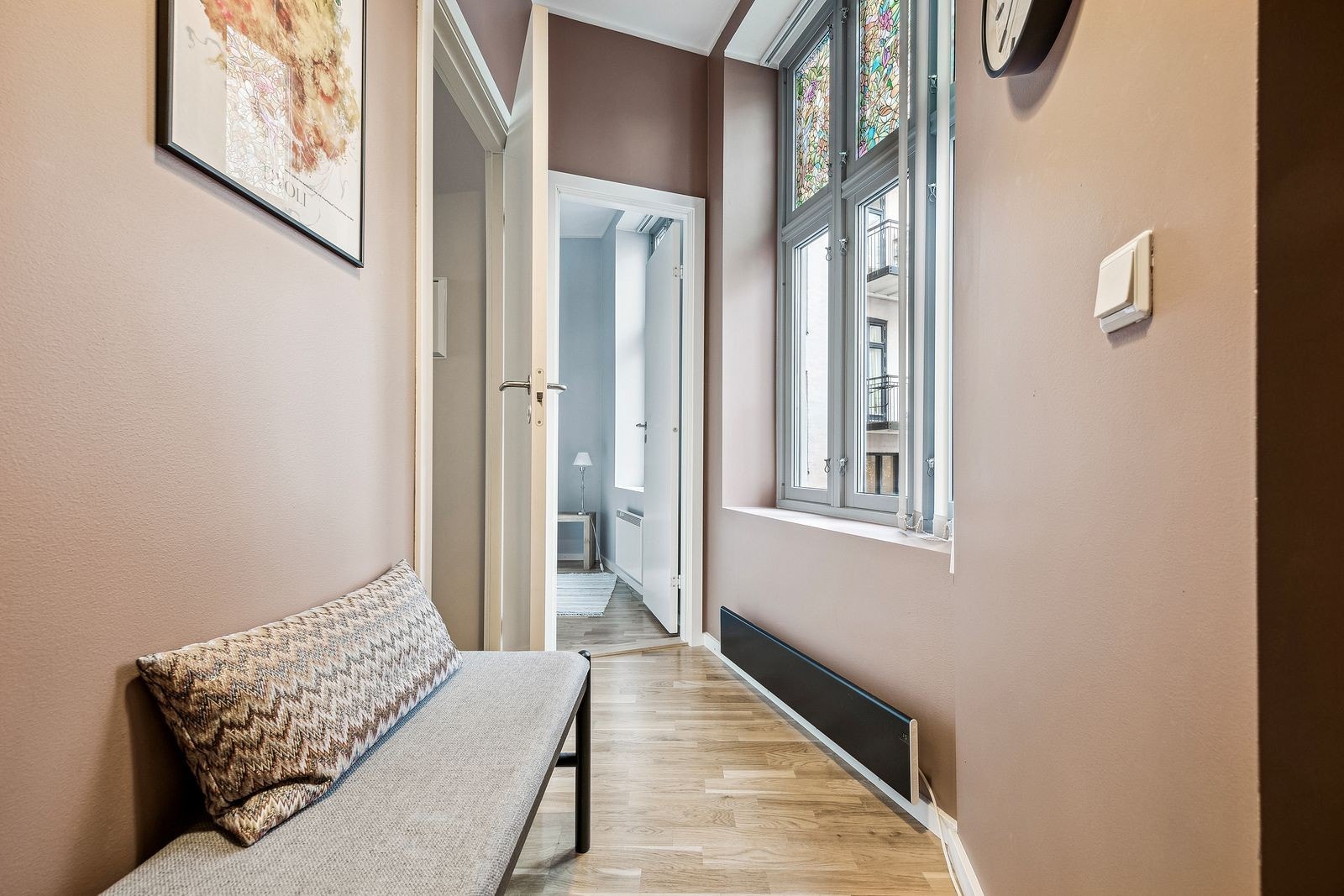 Hyggelig entré med plass til å henge fra seg klær og sko. Galleribilde