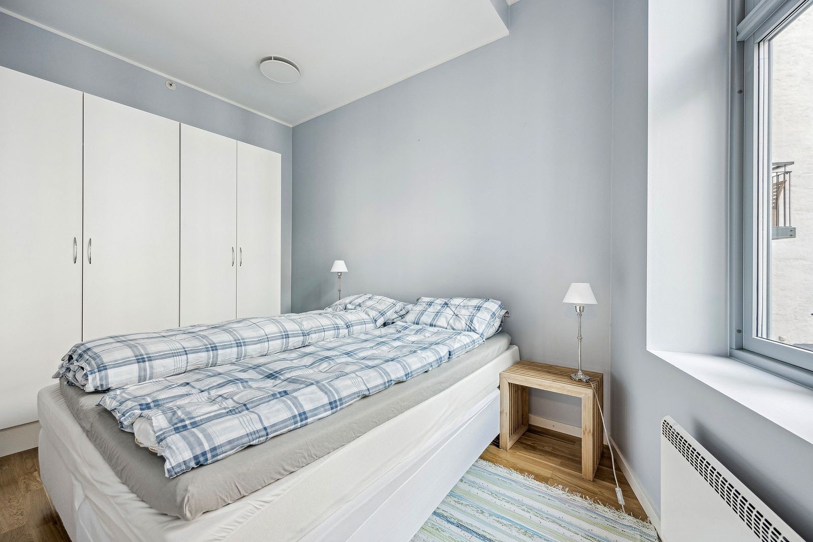 Soverom med dobbeltseng og garderobeskap. Galleribilde