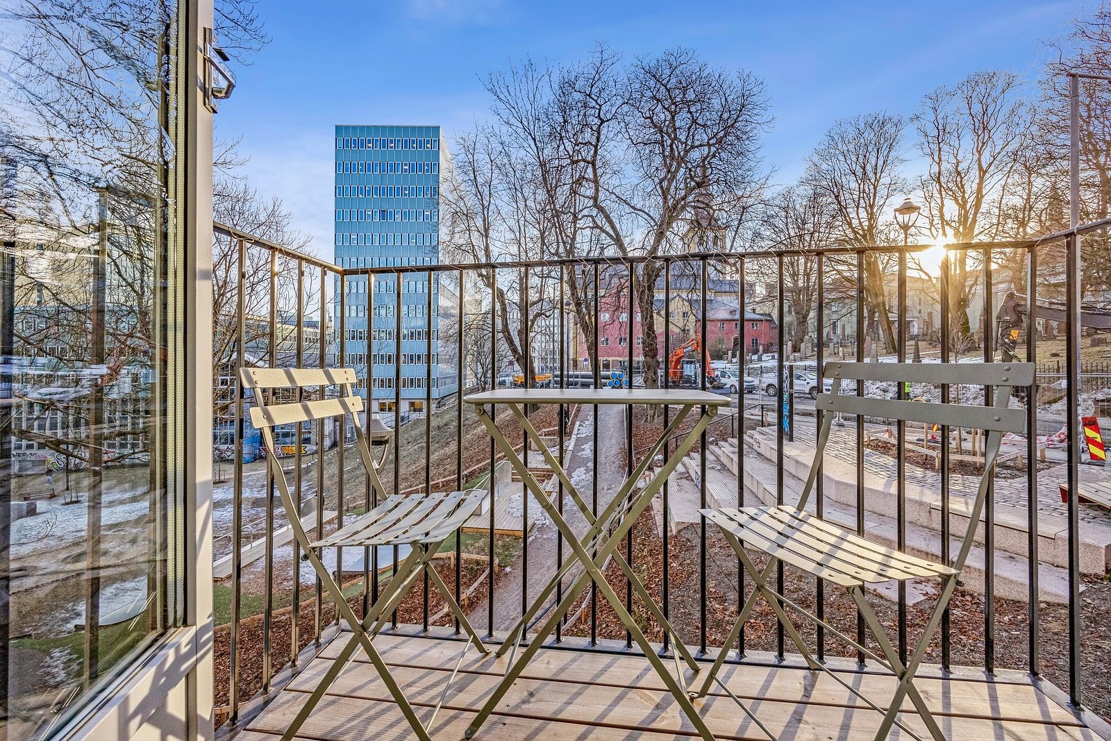 Sydvendt balkong med plass til sittegruppe og beplantning. Vender mot Kristparken. Galleribilde