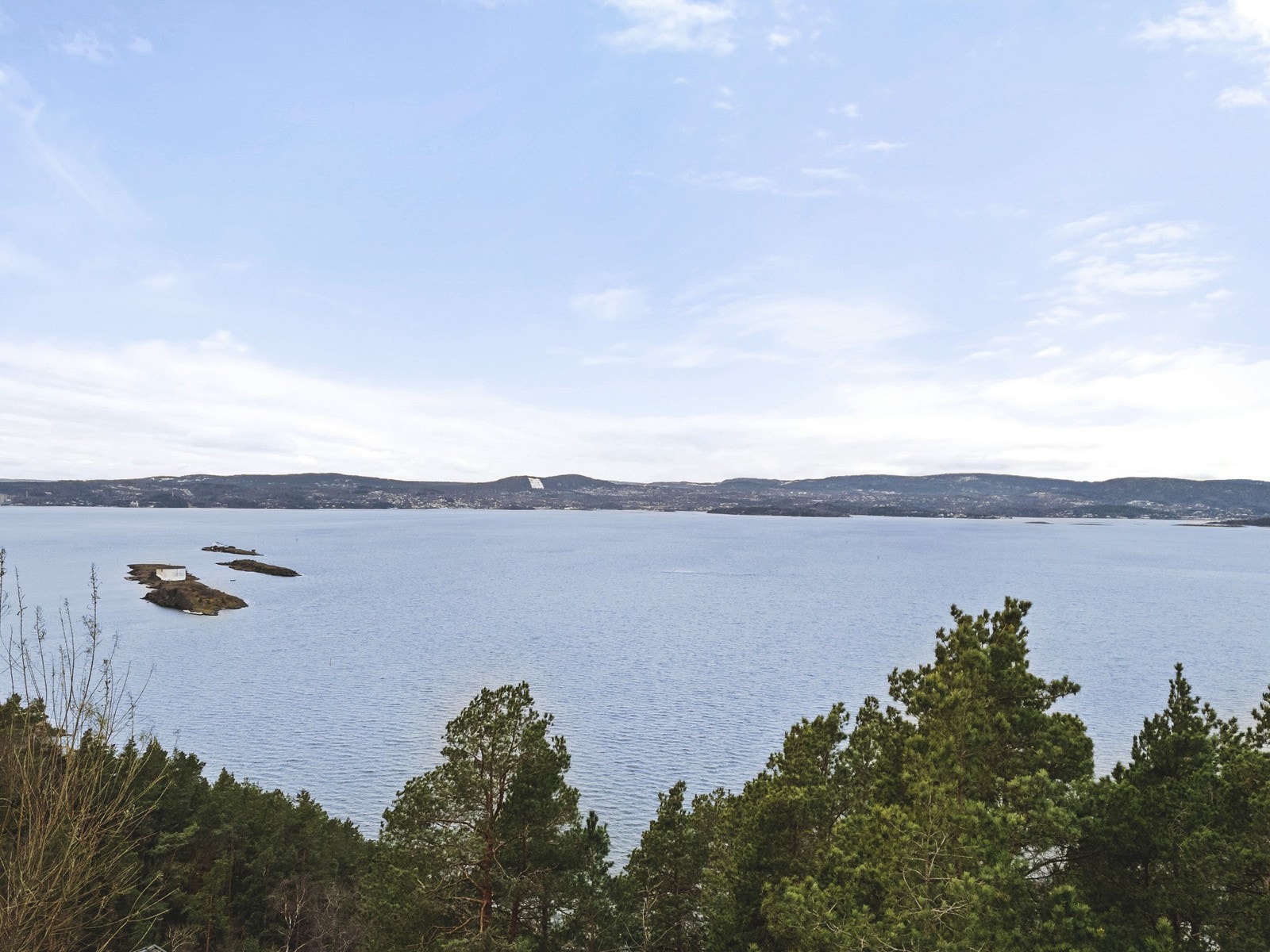 Fantastisk utsikt over fjorden fra H-øya, Asker og Bærum samt store deler av Oslo. Galleribilde