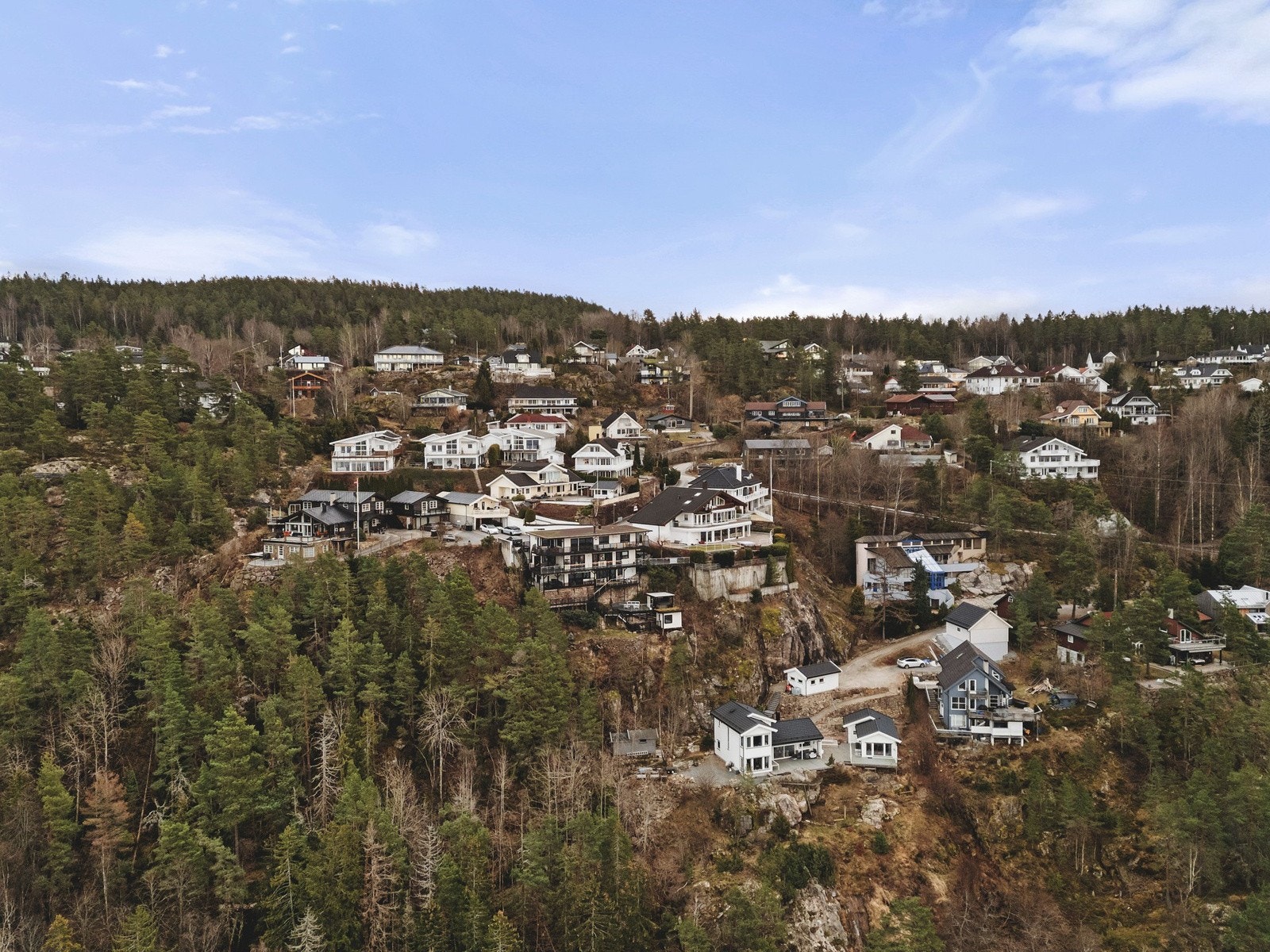 Tomten er beliggende innerst i blindvei i et populært boområde på Alværn/Bjørnemyr i Nesodden Galleribilde