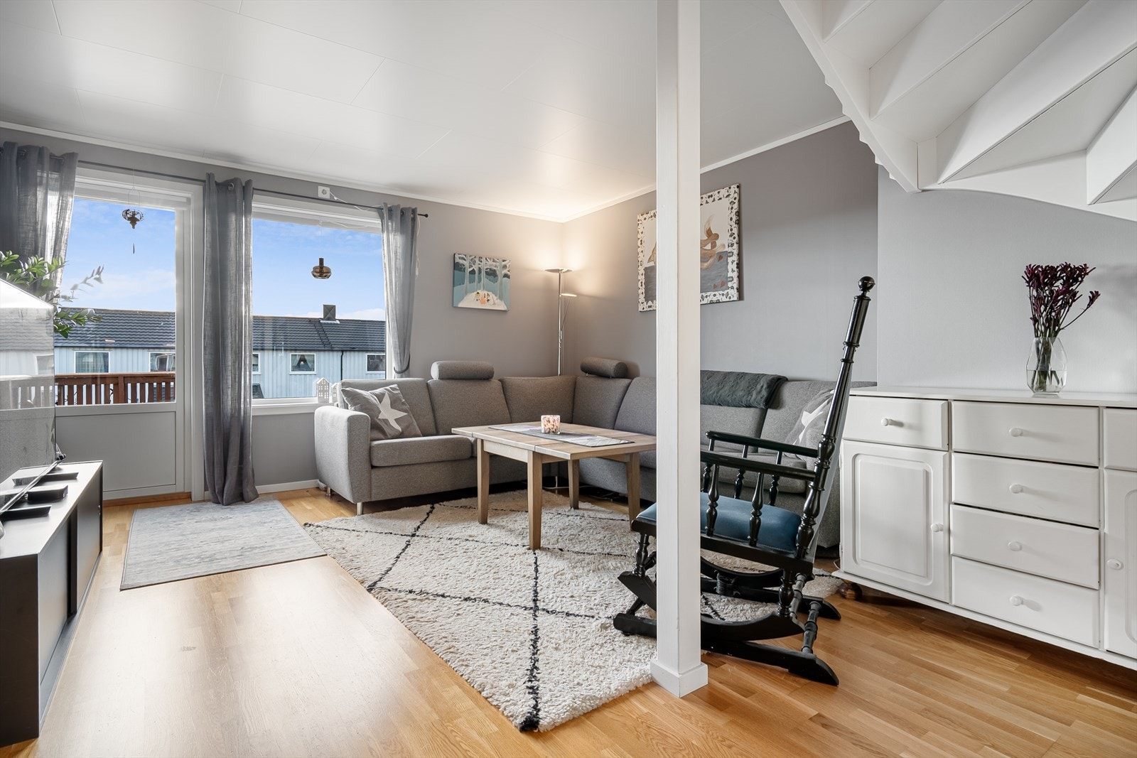 Utgang til balkong og trappeoppgang til loft. Galleribilde