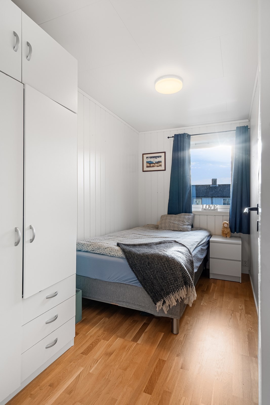 Soverom 1 med garderobeskap. Galleribilde