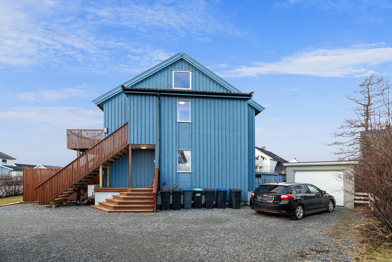 Garasje tilknyttet leiligheten. Også plass for bilparkering framfor garasjen. Galleribilde