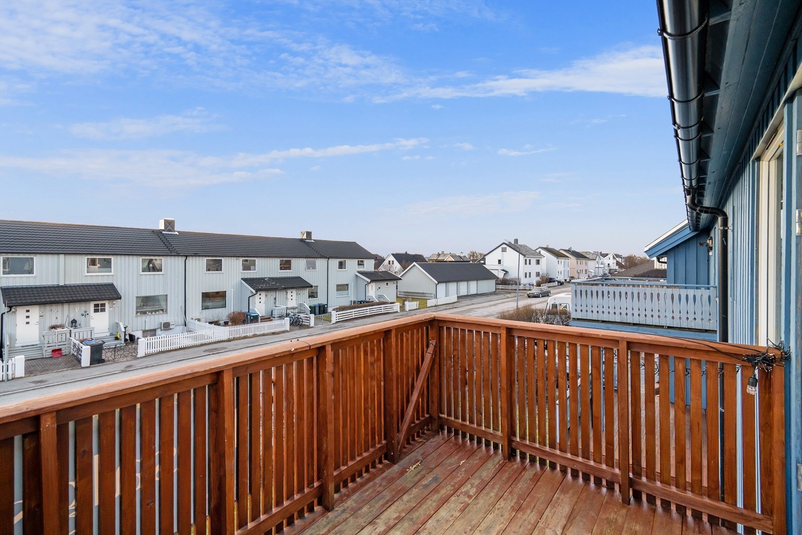 Flott utsikt fra balkong over Vestbyen. Galleribilde