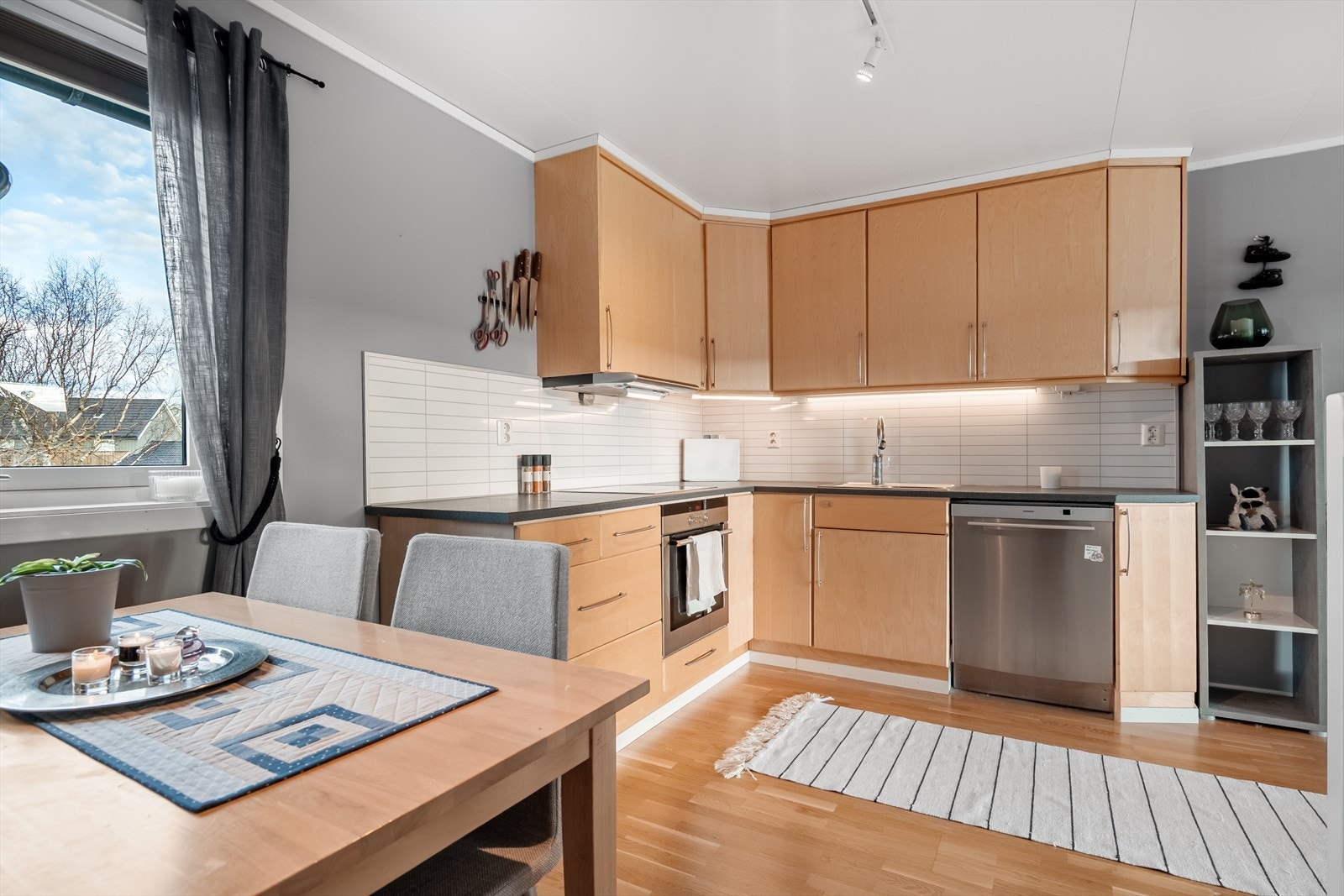 God plass for spisegruppe på kjøkkenet. Galleribilde