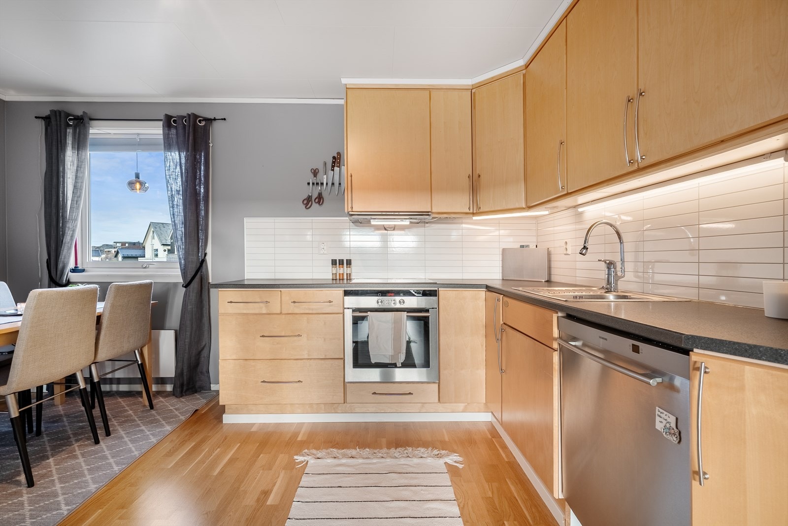 Praktisk kjøkken. God med skap og benkeplass. Galleribilde