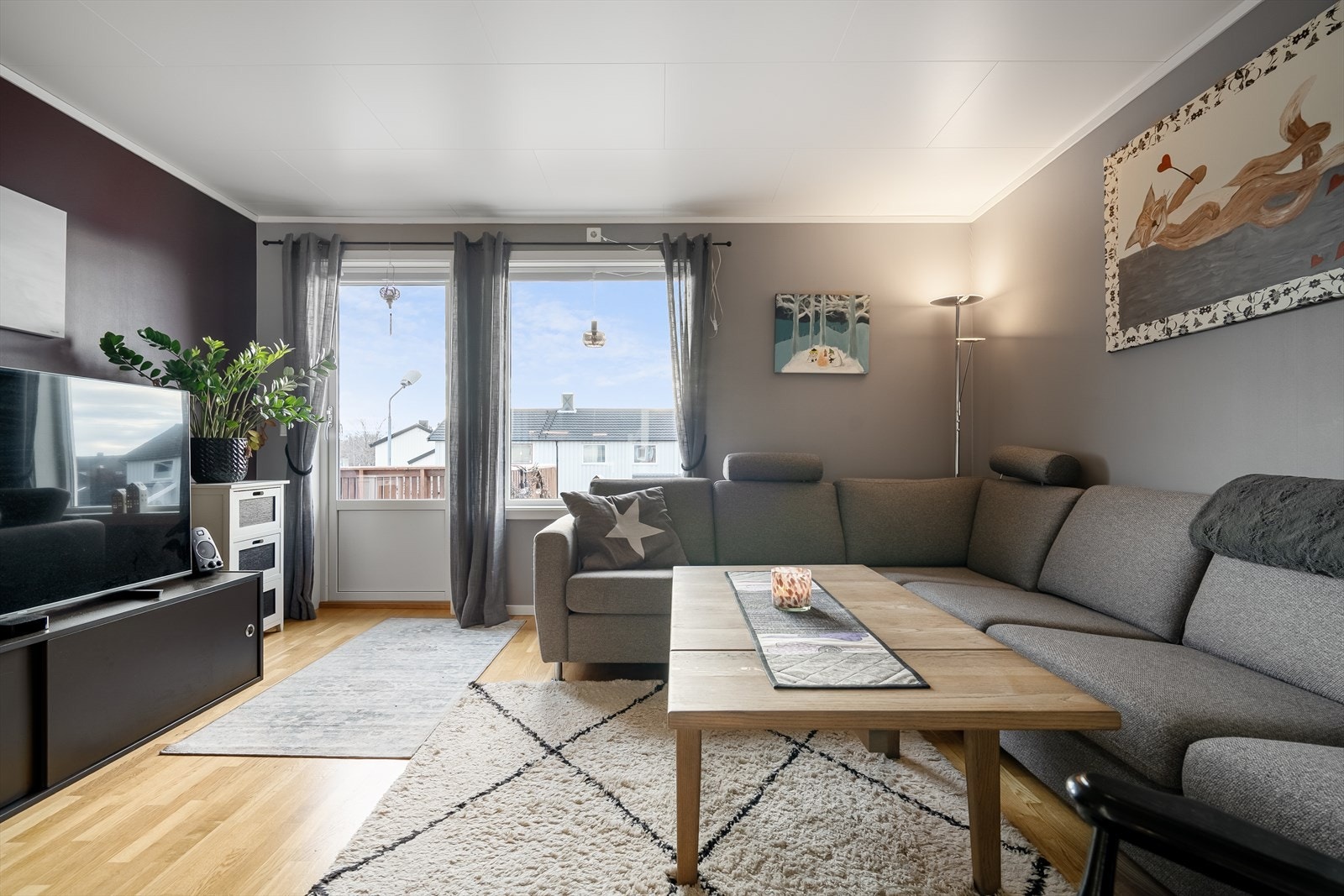 Fin stue med god plass for en stor sofa. Galleribilde