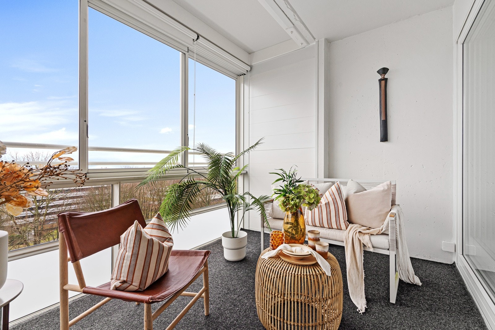 Fra stuen har du direkte tilgang til den innglassede balkongen. Galleribilde