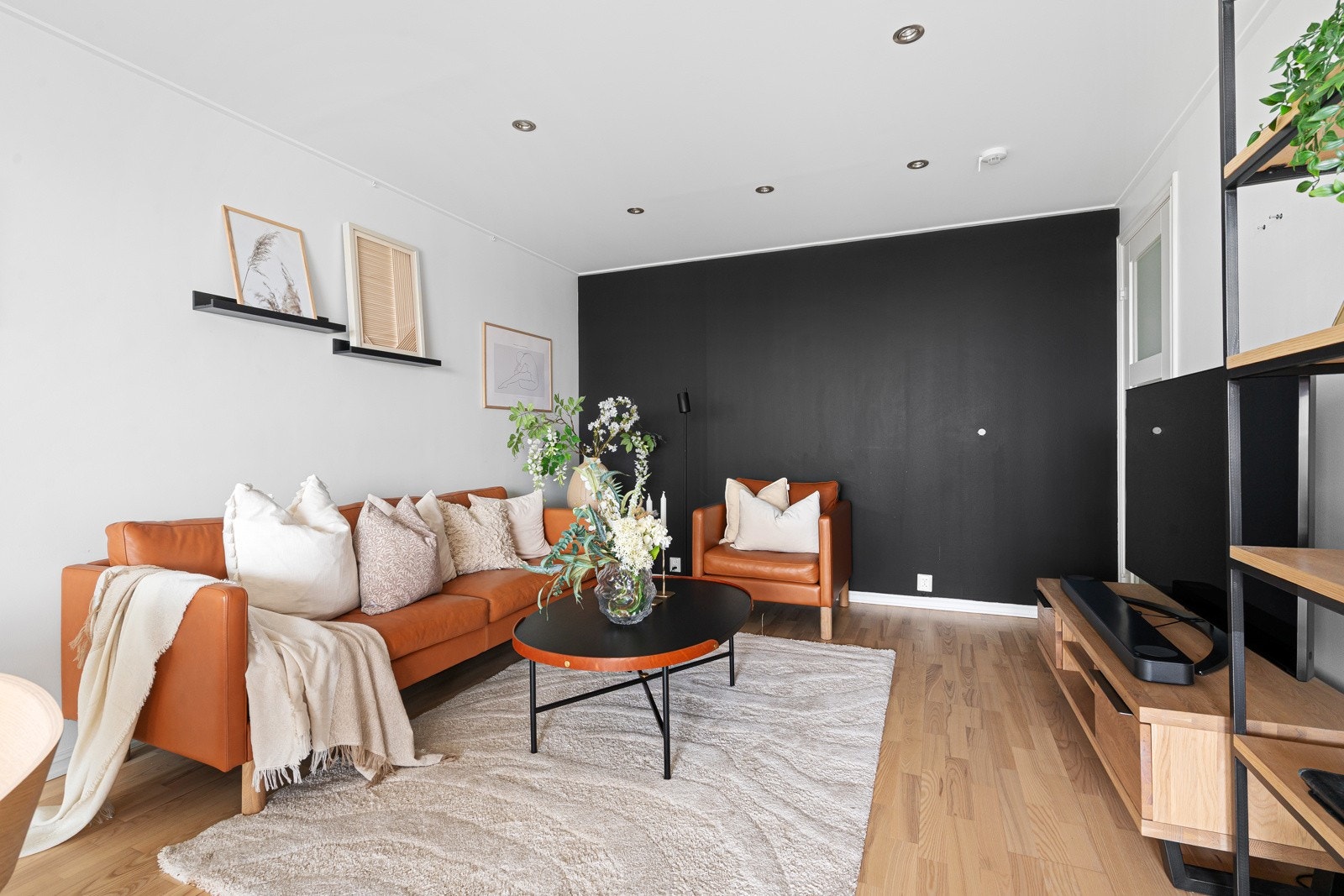 Legg merke til downlights i tak som skaper jevn belysning. Galleribilde