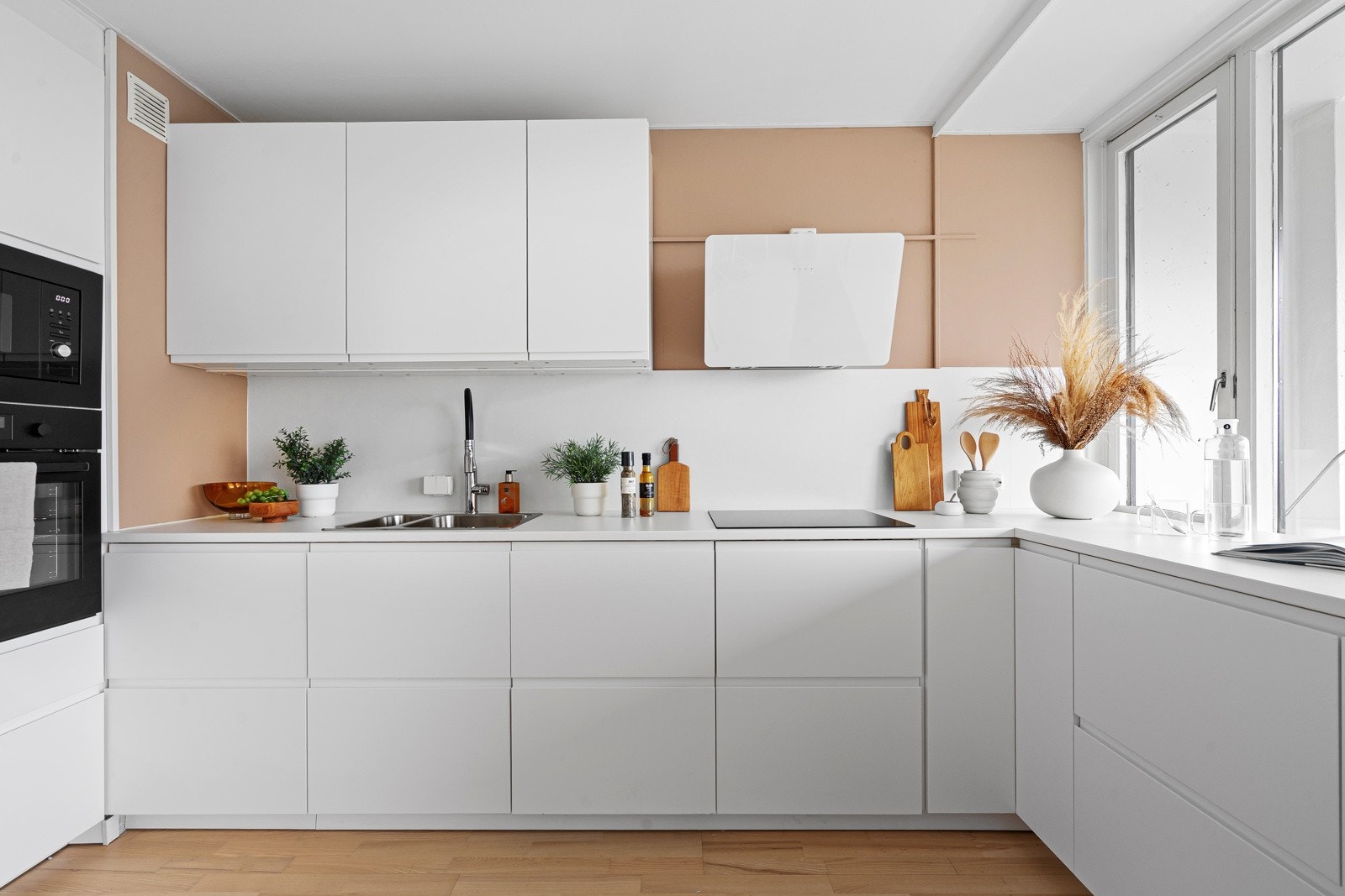 Stilrent kjøkken oppgradert i 2020 - elegant design med slette fronter. Galleribilde