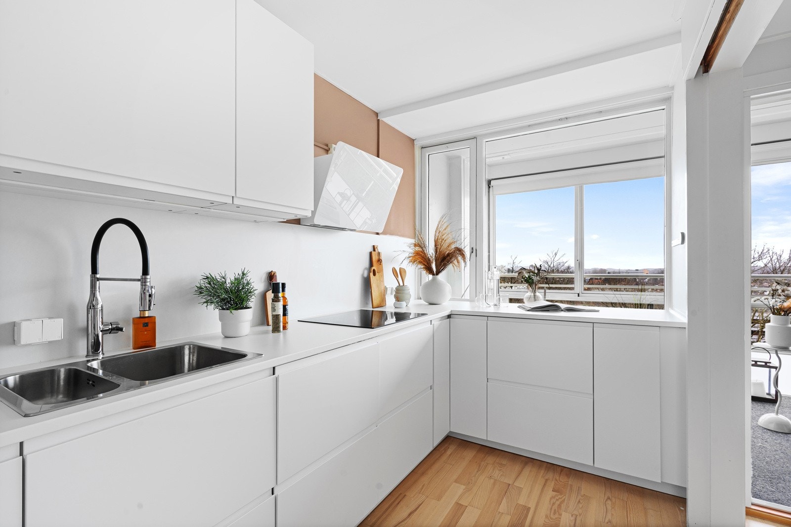 Rikelig med skap- og benkeplass for praktisk matlaging. Galleribilde