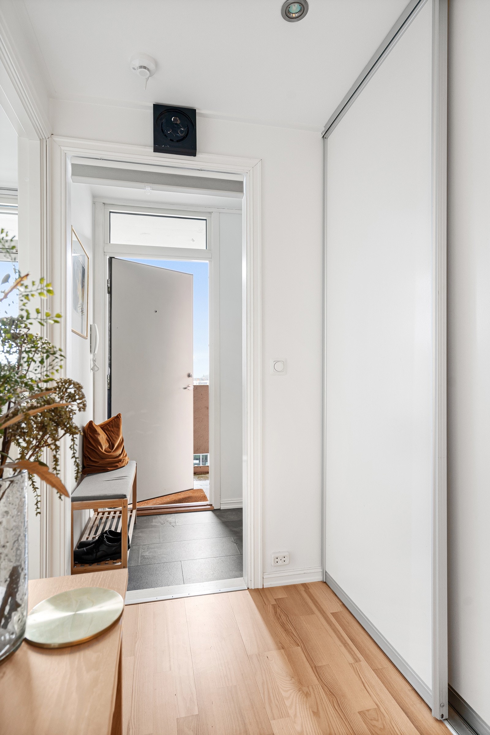 En romslig og lys entré gir et godt førsteinntrykk. Det er rikelig med oppbevaring i skyvedørsgarderobe. Galleribilde